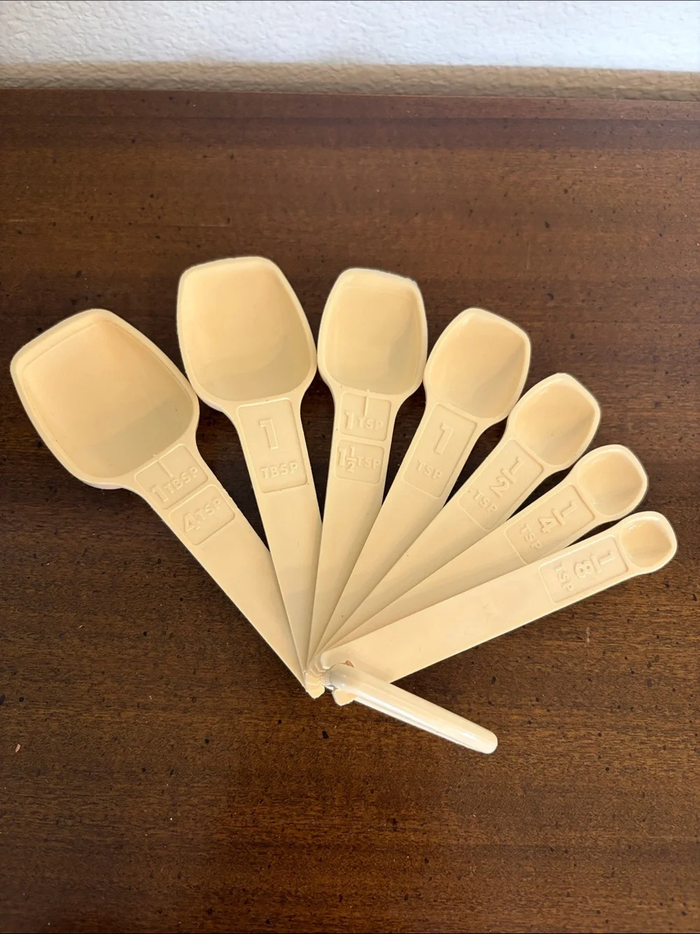 Tupperware Vinrage beige Plastic Measuring Spoon Set 7 Piece with Triangle Ring